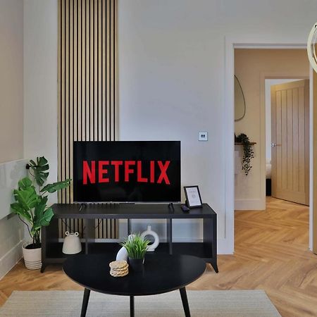 Newly-Built Urban Retreat By Ttlg Stays リックマンスワース エクステリア 写真