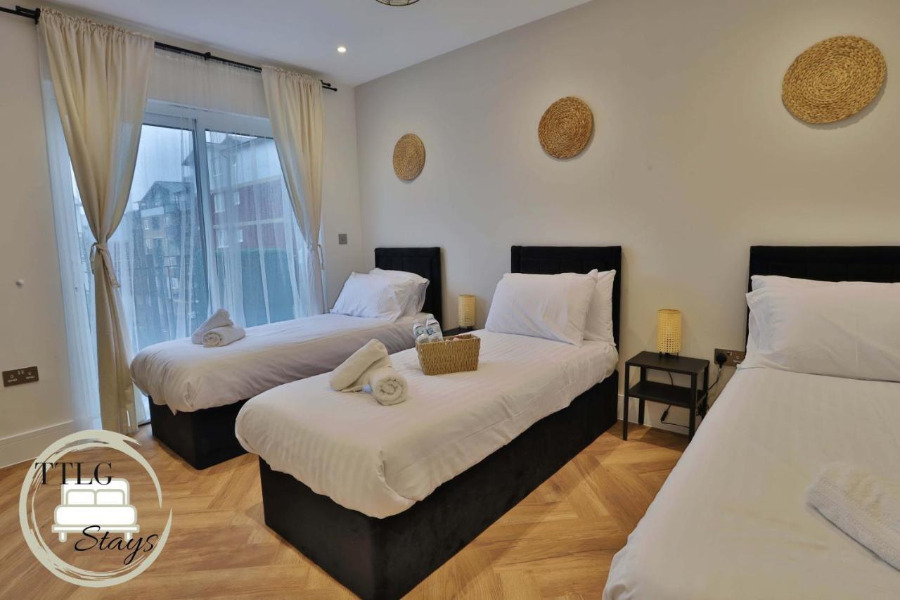 Newly-Built Urban Retreat By Ttlg Stays リックマンスワース エクステリア 写真